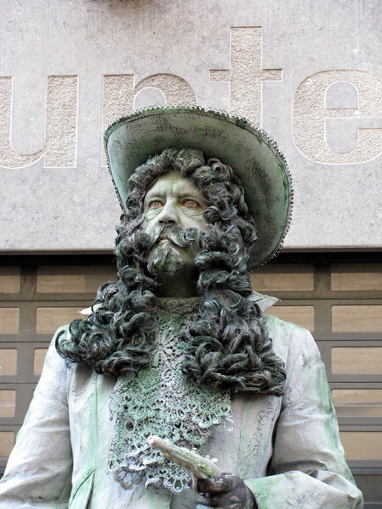 living statue levend standbeeld evenement event festival festiviteit kunst art straatkunst streetart artiest beeld beeldhouwwerk sculpture sculptuur